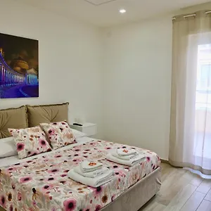 Appartement 11, Naples